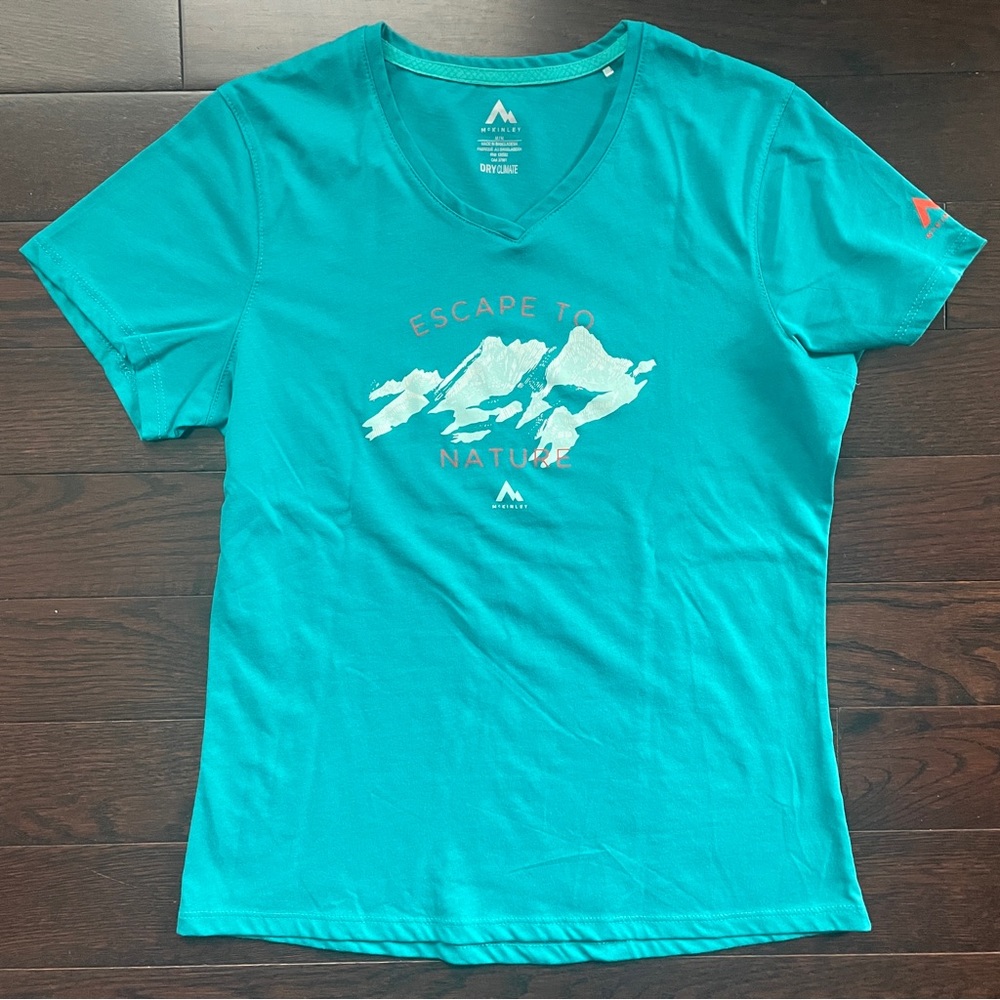 🆕 McKinley Kanno Tee V-neck